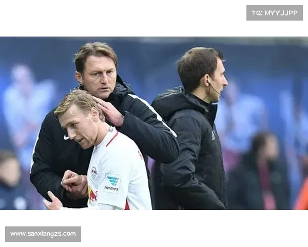 提升中场沟通效果的四种实用方法帮助球队更好协同作战